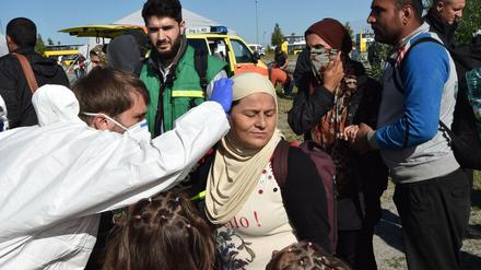 Am Bahnhof in Schönefeld wird eine Frau aus Syrien untersucht, die über Ohrenschmerzen klagt. 
