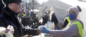 Warmes Willkommen: In Zelten können sich die Menschen im Ankunftszentrum in Reinickendorf ausruhen und etwas essen.