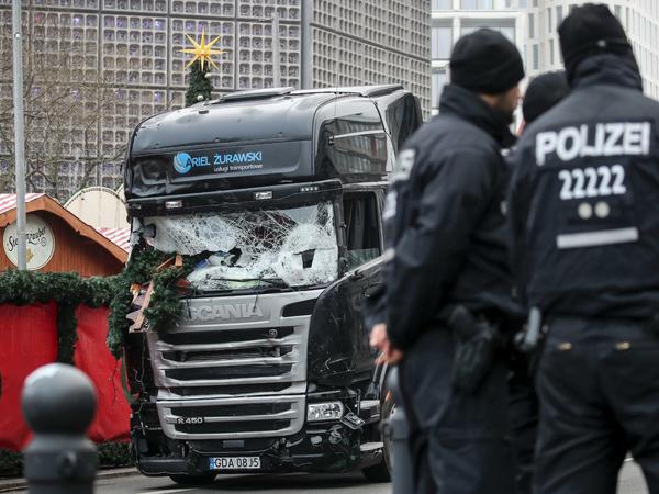 ARCHIV - Polizisten stehen vor dem zerstörten LKW am 20.12.2016 am Weihnachtsmarkt am Breitscheidplatz in Berlin. Der Tunesier Amri war am 19. Dezember mit dem zuvor gekaperten Lastwagen in den Weihnachtsmarkt an der Berliner Gedächtniskirche gerast. Er tötete zwölf Menschen, weitere 67 wurden bei dem bislang folgenschwersten islamistischen Terroranschlag in Deutschland verletzt.