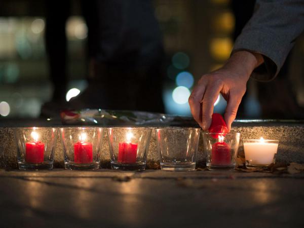 Blumen und Kerzen auf dem Pariser Platz: Noch in der Nacht zu Sonnabend versammelten sich Trauernde vor der Französischen Botschaft in Berlin.