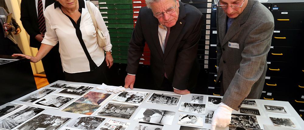 Der damalige Bundespräsident Joachim Gauck Besucht 2014 das Robert-Havemann-Archiv