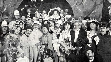 Eine festlich gekleidete und verkleidete Gesellschaft beim Ball des Satireblattes "Lustig Blätter" 1903 in Kreuzberg.