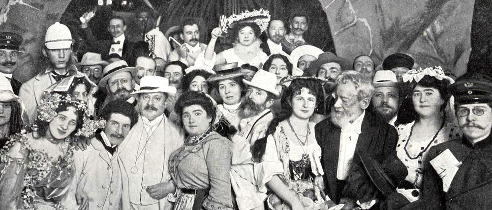 Eine festlich gekleidete und verkleidete Gesellschaft beim Ball des Satireblattes "Lustig Blätter" 1903 in Kreuzberg.