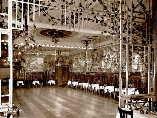 Am 13. September 1913 feierte das Lokal Eröffnung, damals noch unter dem Namen "Bühlers Ballhaus". Das Gebäude ist sogar noch älter, es stand schon 1895. Hier der Spiegelsaal, aufgenommen 1938 im damals modernen japanischen Zierkirschen-Look.