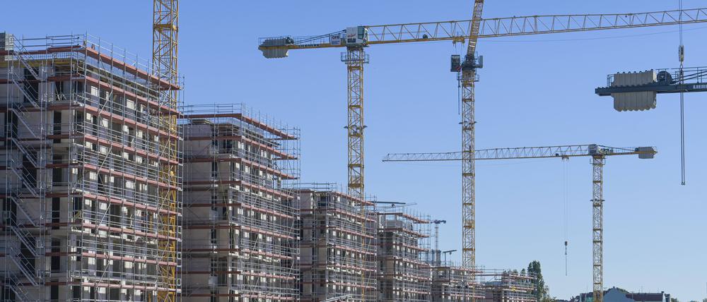 Der Berliner Senat bleibt hinter eigenen Zielen zurück. Noch drehen sich zu wenige Baukräne über neuen Wohnhäusern der landeseigenen Unternehmen. 