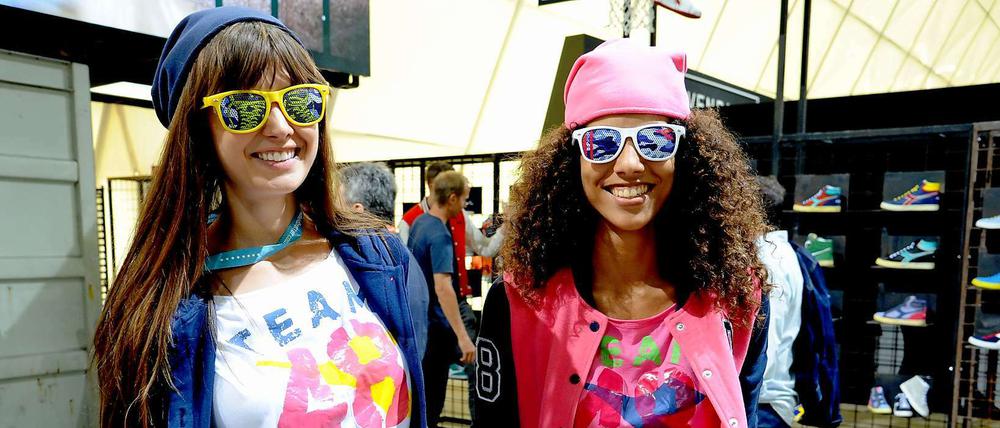 Camilla, 22, und Victoria, 25, präsentieren Shirts von Diadora. "Energetisch" muss ein Outfit sein, sagt Camilla (rechts) aus Cuba, es soll schließlich zu ihrer guten Laune passen. Victoria aus Litauen mag T-Shirts, die ihren Seelenzustand ausdrücken können. Gut beraten könnten sie auch bei...