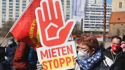 Protest gegen zu hohe Mieten. In Berlin wurde ein Volksbegehren mit dem Ziel gestartet, Mieter vor Verdrängung zu schützen.