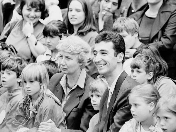 Barbara John 1997 zusammen mit dem damaligen Grünen-Bundestagsabgeordneten Cem Özdemir beim Sommerfest der Deutsch-Türkischen Europa-Schule. 