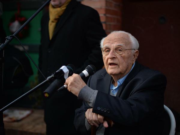 Stanislaw Karol Kubicki hielt zur feierlichen Neuverlegung des Stolpersteinen für seinen Vater eine Rede.
