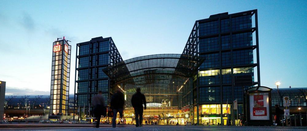 Blick auf die Südseite des Berliner Hauptbahnhofs. Im Hintergrund soll der Büroturm entstehen.