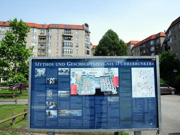 Berlin, hinter den Ministergärten, das Gelände des ehemaligen Führerbunkers mit einer Schautafel und Touristen 