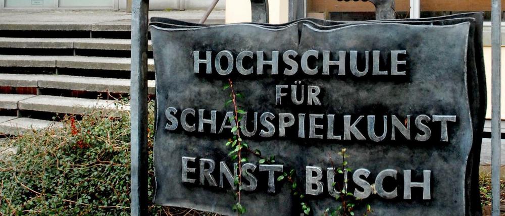 Das Schild der Schauspielschule "Ernst Busch" vor dem maroden Bau.