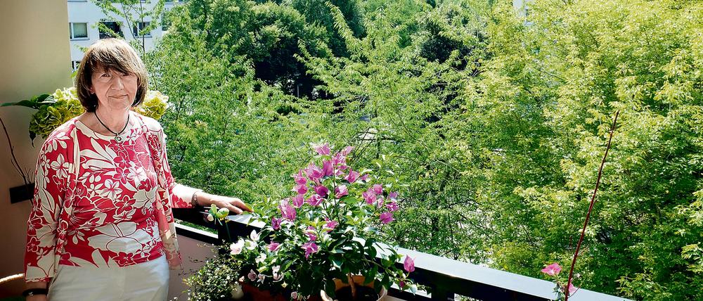 Schöne Aussichten! Rita Schülke fürchtet um das viele Grün vor ihrem Balkon – wenn dort ein hoher Wohnblock hingestellt wird. 