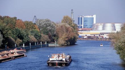 Ein Frachtschiff auf der Havel mit Blick auf den Spandauer Südhafen.