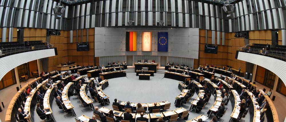 Abgeordnete und Senatoren sitzen im Abgeordnetenhaus in Berlin.