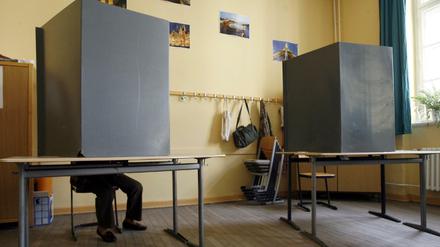 Zwei Wahlkabinen in einem Wahllokal in Berlin.