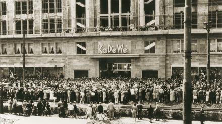 Lange Geschichte. Historische Aufnahme des KaDeWe Kaufhaus bei der Wiedereröffnung 1950.