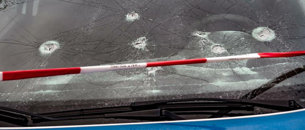 Gefährliche Geschosse: ein beschädigter Polizeiwagen in Lichtenberg - Splitterschutz-Scheiben sollen die Insassen vor Verletzungen bewahren.
