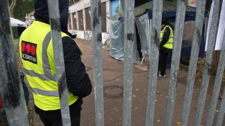Wachleute eines Sicherheitsdienstes stehen 2014 hinter dem Tor der besetzten Gerhart-Hauptmann-Schule in Kreuzberg.