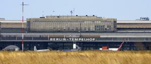 Der Flughafen Tempelhof (THF) nahm 1923 den Linienverkehr auf. Nach einem gescheiterten Volksentscheid über den Weiterbetrieb wurde er am 30. Oktober 2008 geschlossen.