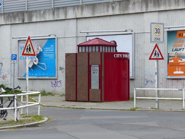 In Steglitz-Zehlendorf gibt es zehn solcher City-Toiletten (hier an der Königsberger Straße in Lichterfelde-Ost)