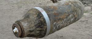 Eine entschärfte 250 Kilogramm Bombe hängt am Kranhaken. Diese wurde in Oranienburg entschärft.