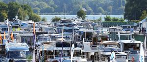 Boote und Yachten liegen am ersten Tag der Bootsmesse Boot & Fun Inwater 2022 in der Marina in den Havelauen. Während der Bootsschau sind nahe dem Großen Zernsee etwa 150 Boote, schwimmende Häuser, Segelyachten sowie Zubehör von Fachhändlern zu sehen und auszuprobieren.