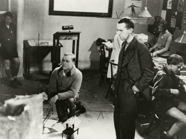 Bertolt Brecht (stehend) während der Dreharbeiten zu dem Film "Kuhle Wampe".