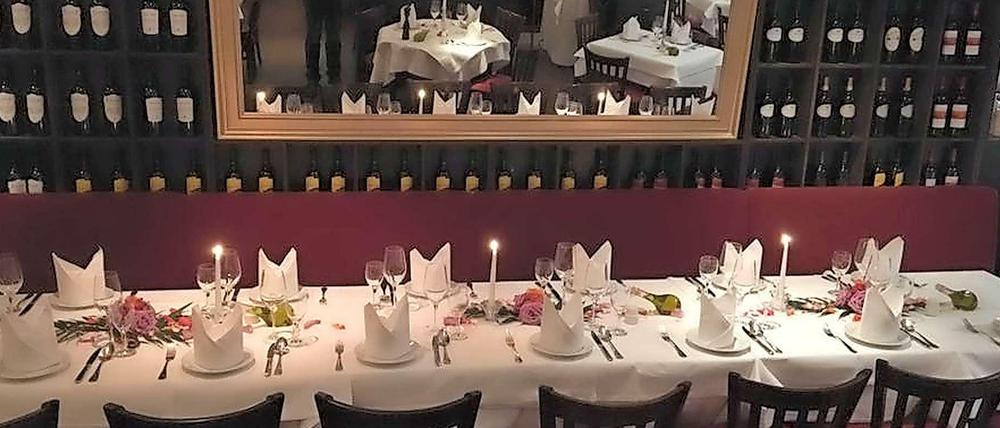 Dunkle Weinregale, weiß eingedeckte Tische: Im "Il Brunello" in Zehlendorf lässt es sich gemütlich speisen.