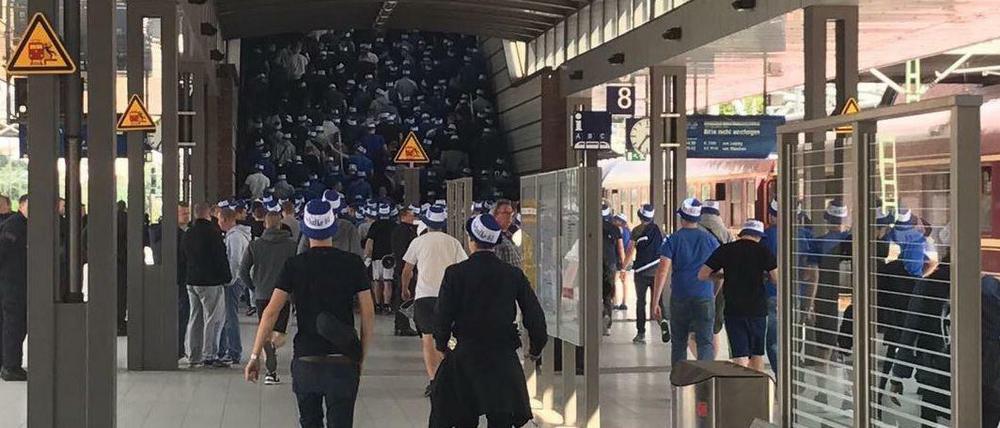 Ankunft der Schalke-Fans am Bahnhof Gesundbrunnen.
