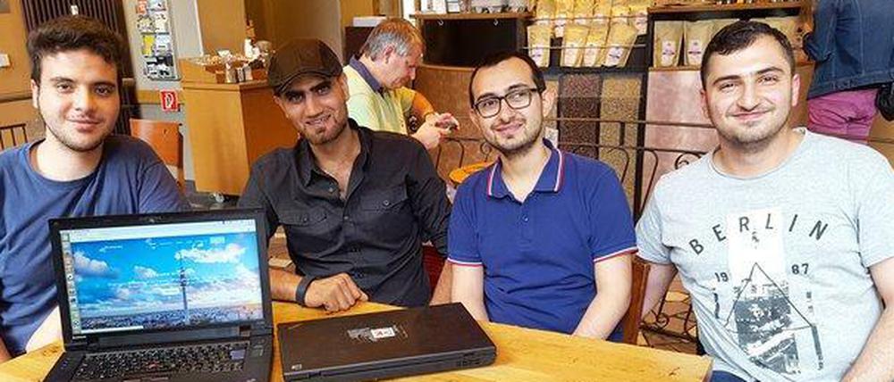 Vier der sechs App-Entwickler: Ghaith Zamrik (19), Omar Alshafai (30), Ahmad Alarashi (30) und Yazan Salmo (20) (von links nach rechts).
