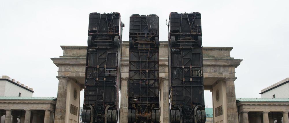 Gedenken an den Krieg in Syrien: "Monument" mit drei zum Schutz vor Heckenschützen aufgestellten Bussen aus Aleppo