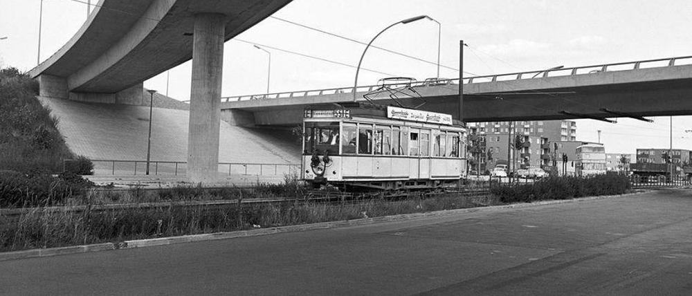 Über den Siemensdamm gen Spandau. Hier ein Bilder von der letzten Straßenbahn unter der Autobahnbrücke am Jakob-Kaiser-Platz.