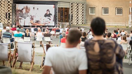 Zuschauer beim Campus-Kino in der ehemaligen Stasi-Zentrale.