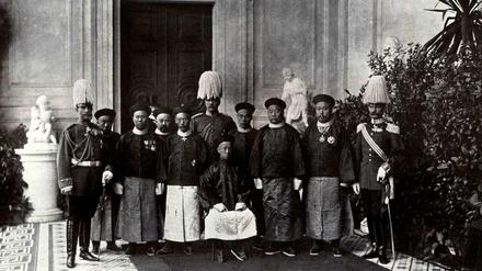 Unterwerfungsgeste. Nach der Niederschlagung des Boxer-Aufstands reist Prinz Chun (sitzend), Bruder des Kaisers von China, im September 1901 nach Berlin, um bei Kaiser Wilhelm II. Abbitte zu leisten.