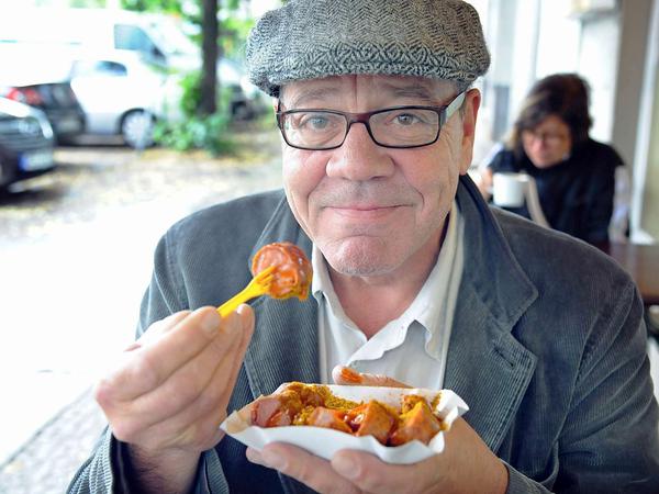 Tagesspiegel-Autor Helmut Schümann testet im Prinz Bistro in der Bernburger Straße in Berlin-Kreuzberg eine Berliner Currywurst
