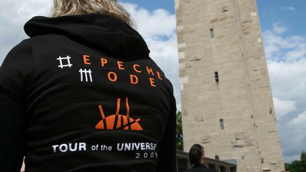 Depeche Mode-Fans aus ganz Europa warten auf den Auftritt ihrer Lieblingsband vor dem Olympiastadion in Berlin-Charlottenburg.