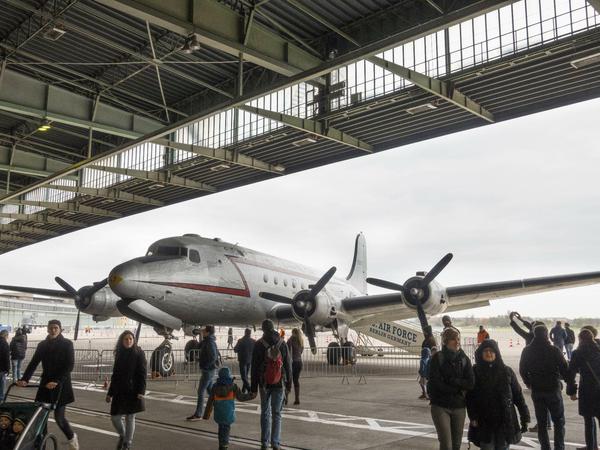Der Rosinenbomber C-54 Skymaster, die militärische Version der DC-4 auf dem Flughafen Berlin-Tempelhof während des Tages der offenen Tür am 18.11.2017. 