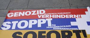 Armenier protestieren auch in Berlin gegen die Politik Aserbaidschans.
