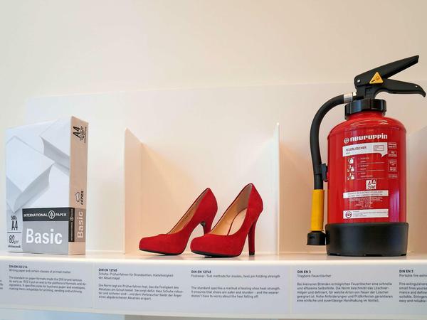 Papiergrößen, Absatznägel für Schuhe und Feuerlöscher als Beispiele für die vielen DIN-Normen.