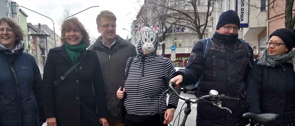 Symbolisch unterstützt eine Anwohnerin als Zebra verkleidet die Flashmob-Aktion von Catherina Pieroth-Manelli (Zweite von links) und dem Forum Schöneberg.