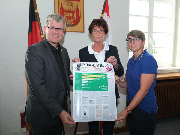 Der Sieger: Manuela Stein (Vorsitzende, Mitte) mit Cindy Kotlinsky (Geschäftsführerin) von den Sportfreunden aus Kladow. 