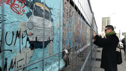 Ein Zaun für die Mauer: An der East Side Gallery ist Vandalismus immer wieder ein Problem.