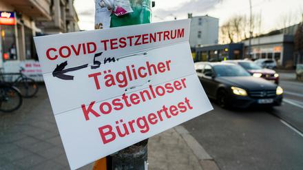 Ein Schild aus Pappe weist in Berlin-Köpenick auf ein Corona-Testzentrum hin.