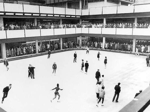 Schwer angesagt, aber hoppla! Schlittschuhlauf im Shoppingcenter. Von 1965 bis 1979 gab es die 1000 Quadratmeter große Eisbahn.