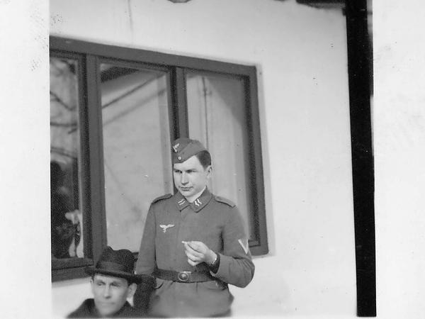 Erik Reger mit Sohn Manfred in Wehrmachtsuniform 1943 vor dem Haus der Familie in Mahlow.