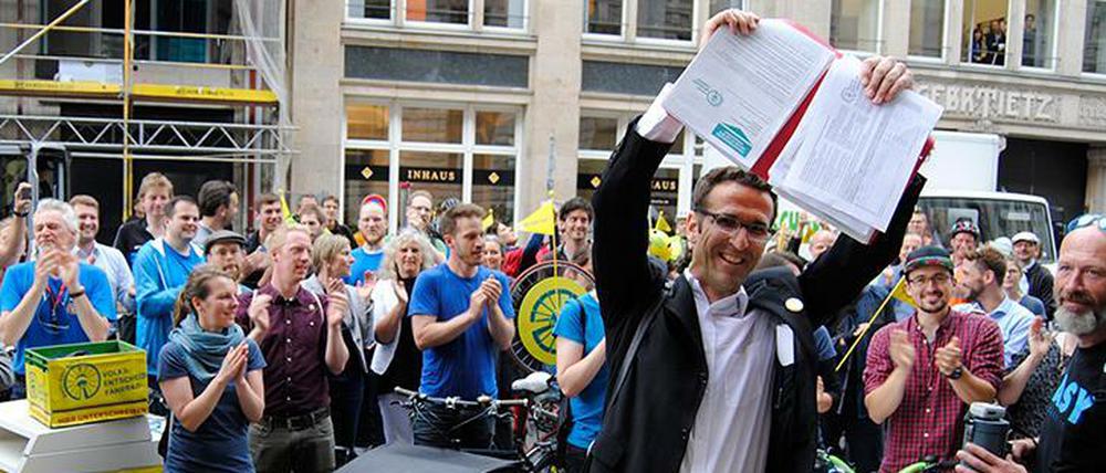 Heinrich Strößenreuther vom Volksentscheid Fahrrad übergibt die mehr als 105.000 gesammelten Unterschriften.