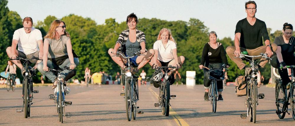 In breiter Front. Was beim Fahrrad-Yoga auf dem Tempelhofer Feld keinen stört, kann im Straßenverkehr wahnsinnig machen.