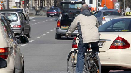 Die Berliner Verkehrspolitik ist Rückständig. Alternativen zur Auto-Abgasschleuder, sind Fahrrad und ÖPNV. Bei beidem mangelt es allerdings am Ausbau.