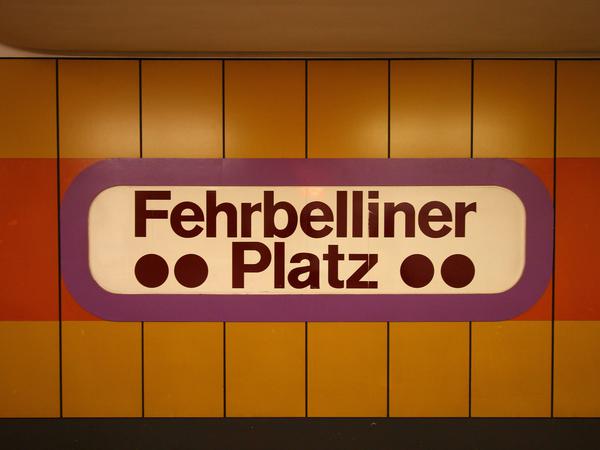 Zeitebenen. Am Fehrbelliner Platz in Wilmersdorf groovt der Bahnsteig der U7 im Pop-Art-Rhythmus der Siebziger. Eine Etage höher dagegen ...